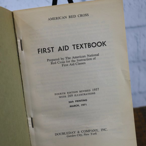 Vintage 1971 America Red Cross First Aid Textbook - Picture 7 of 9